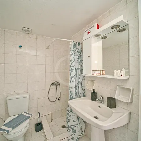 Chloi アパート エルミオニ